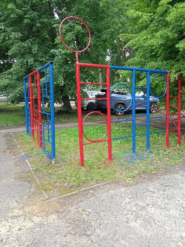 🎨 В рамках текущих работ по благоустройству обновили краской покрытия малых архитектурных форм по а