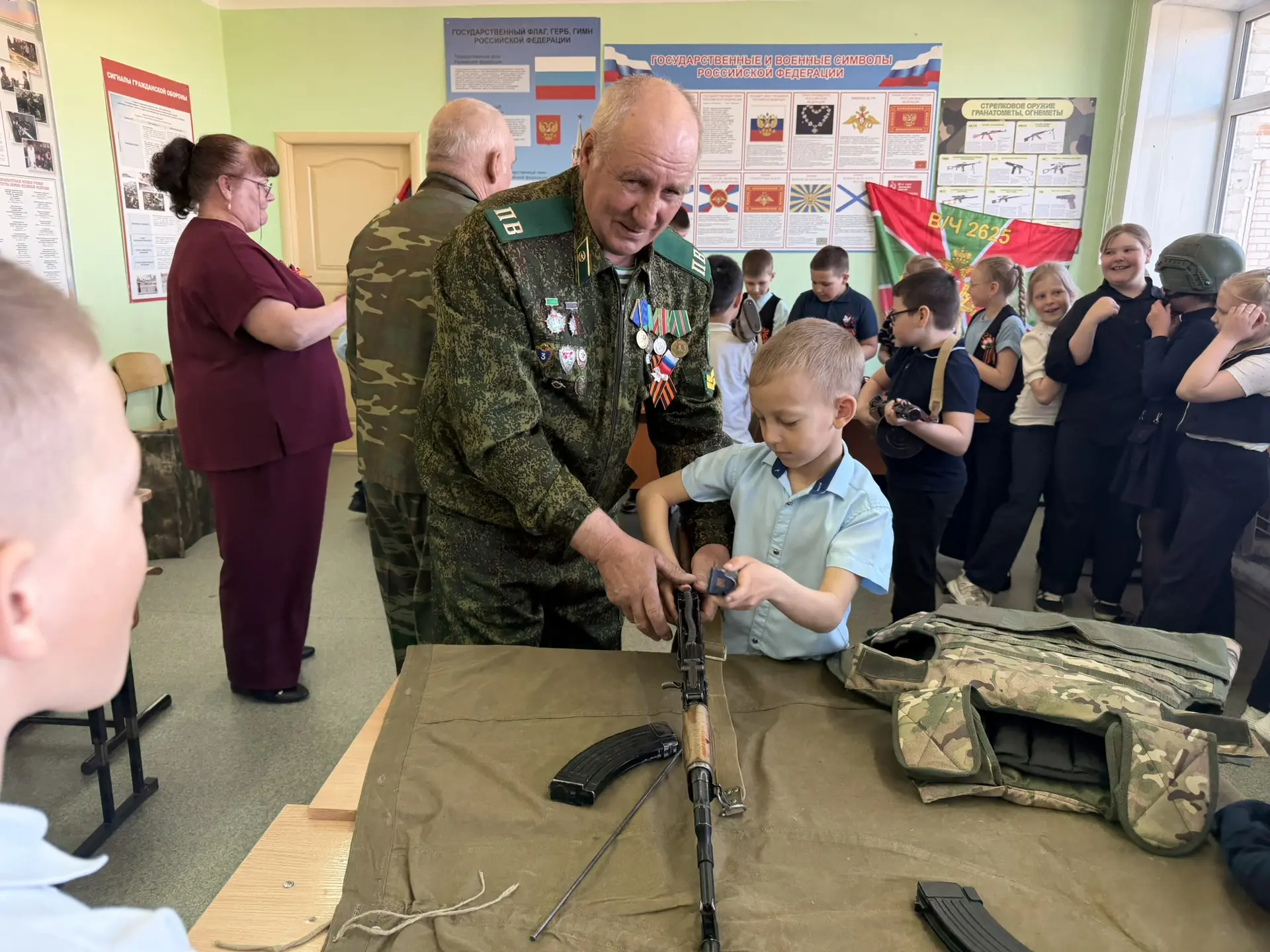 🛡️ В Бердюжской школе продолжается выставка вооружения и экипировки, организованная местным отделени