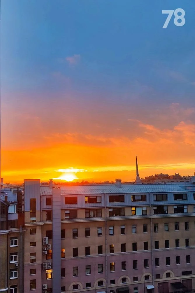 🌇 Закат раскрасил вечернее небо над Петербургом