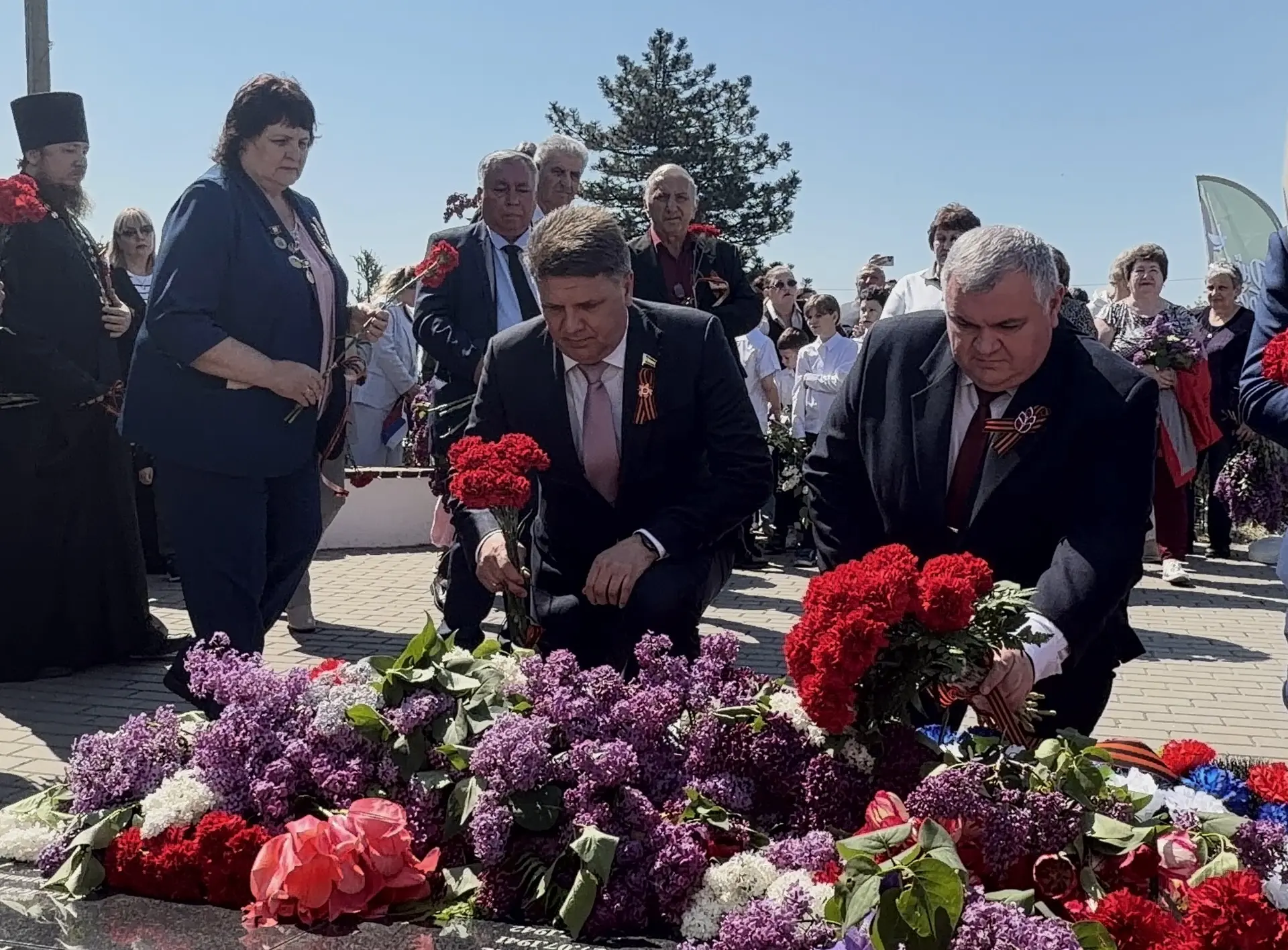 Глава Азовского района Сергей Комаров возложил цветы к мемориалу в Кулешовке  Сегодня, в День Победы