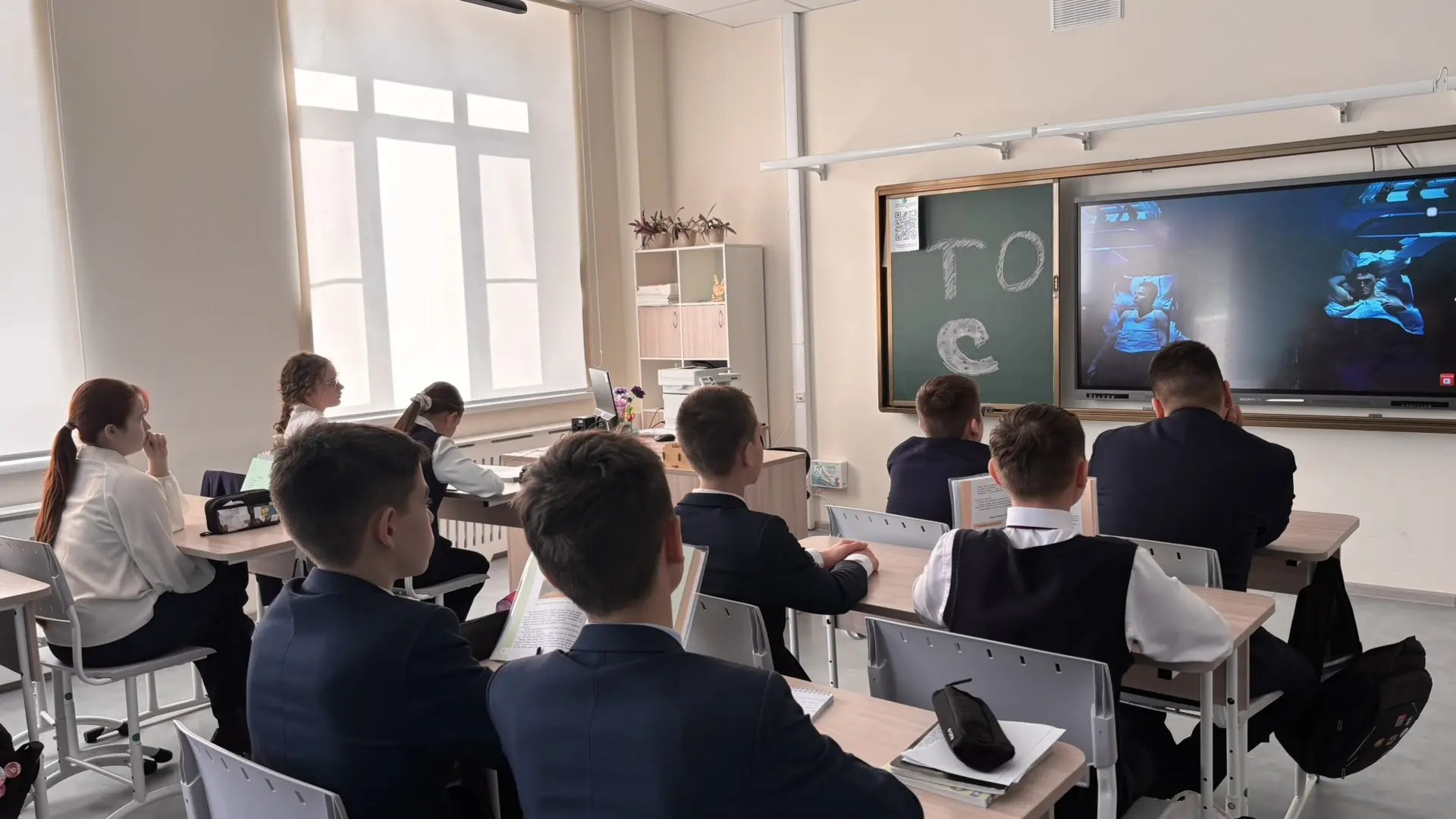 🎓Накануне Дня космонавтики, советники директора по воспитанию провели для обучающихся лицея познават