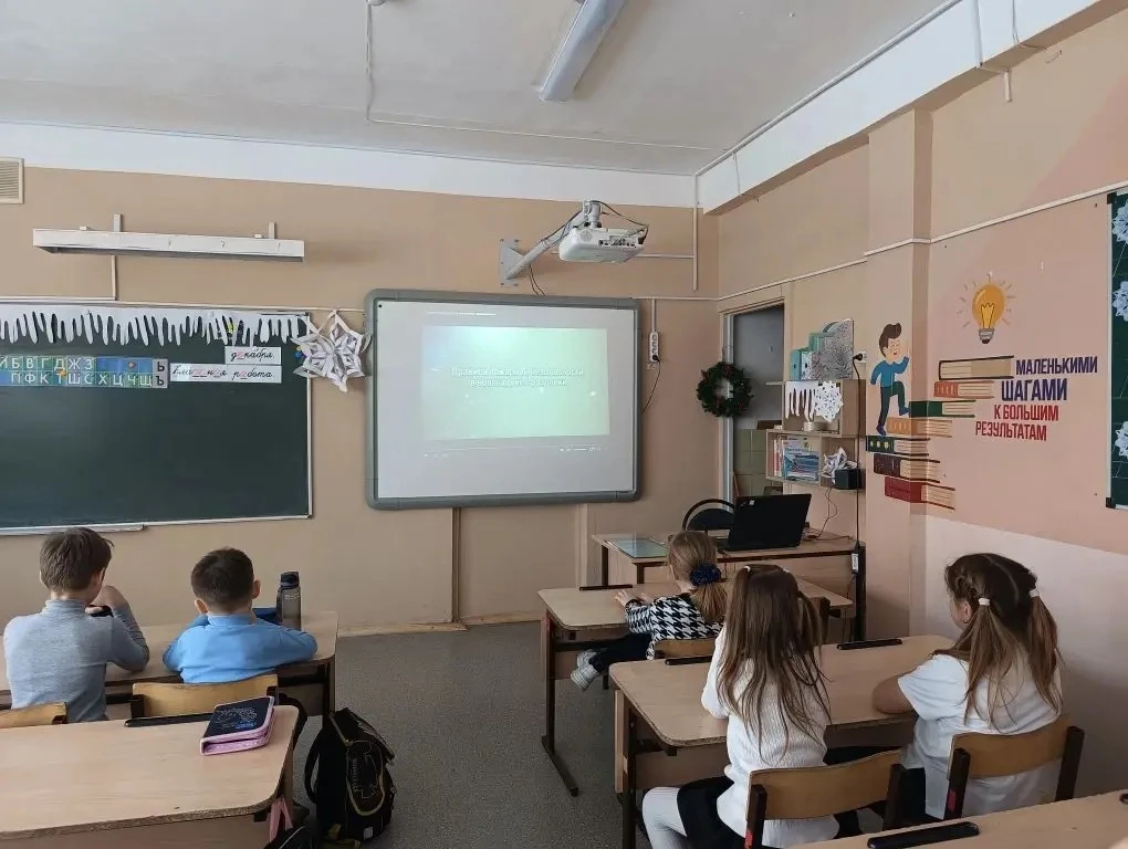 Чтобы каникулы были безопасными! 🧯🎄  Перед каникулами у нас в 1"В" был очень важный и интересный уро