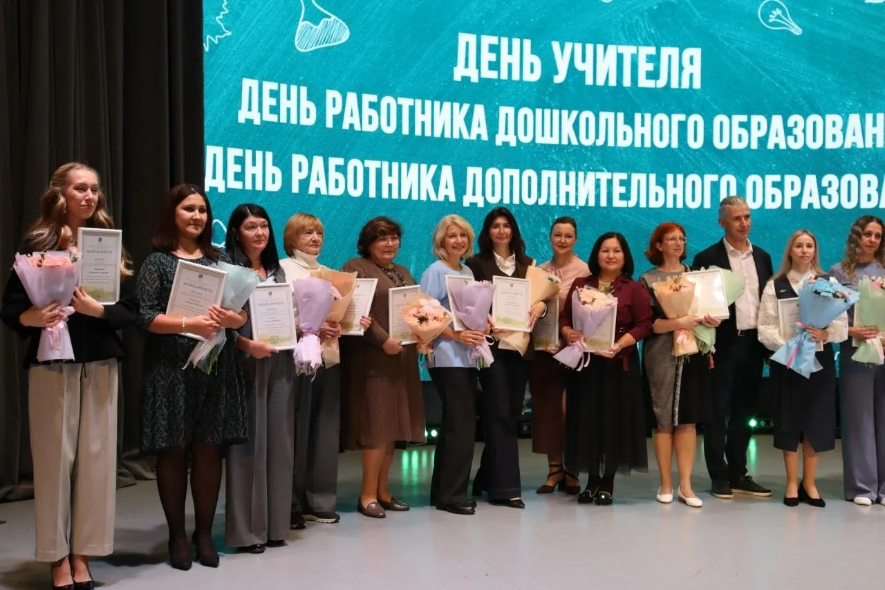 👩‍🏫 126 педагогов Миасса получили награды ко Дню учителя, а также Дню работников дошк...