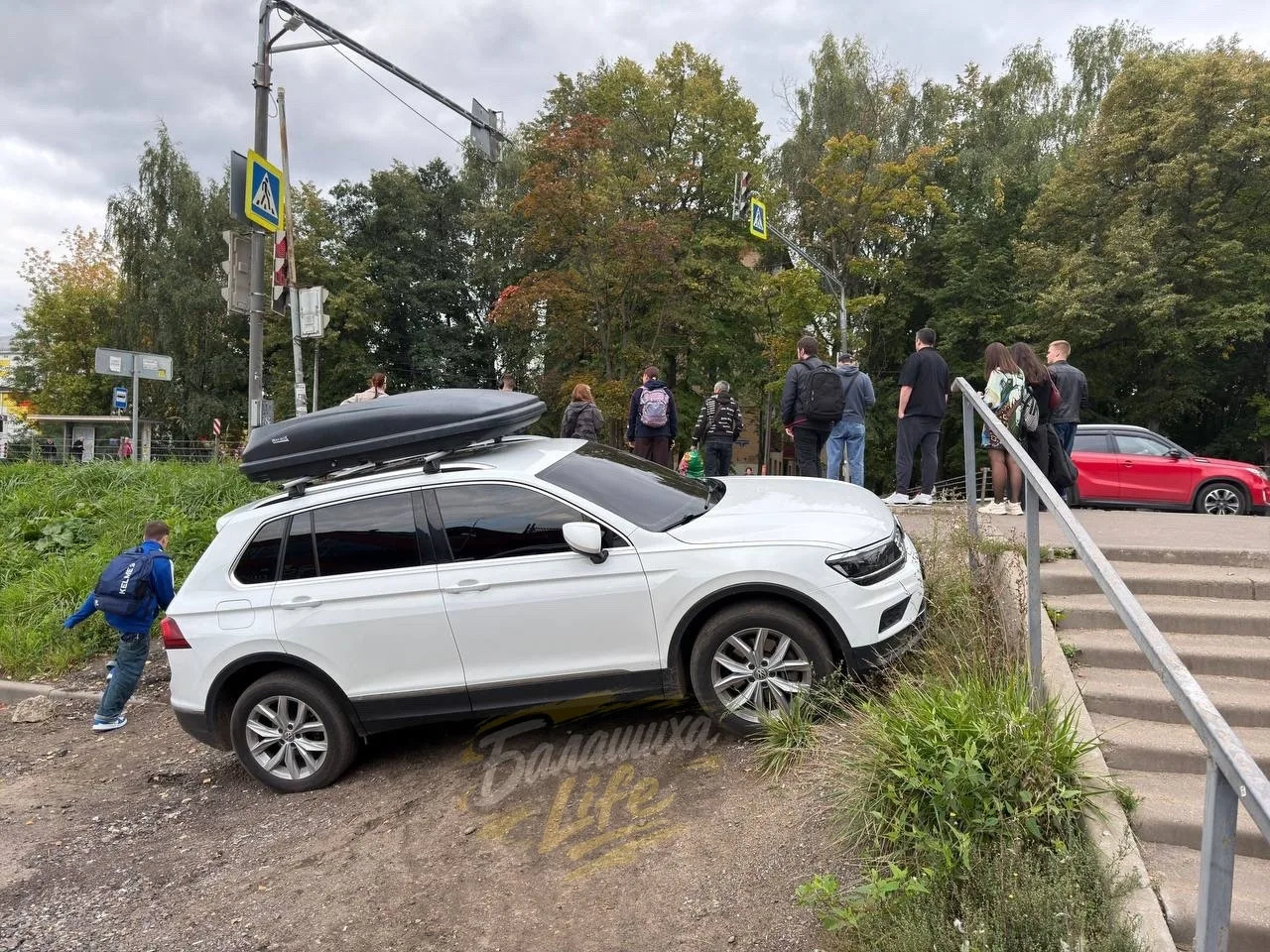 Кто-то мощно припарковался у станции Ольгино.