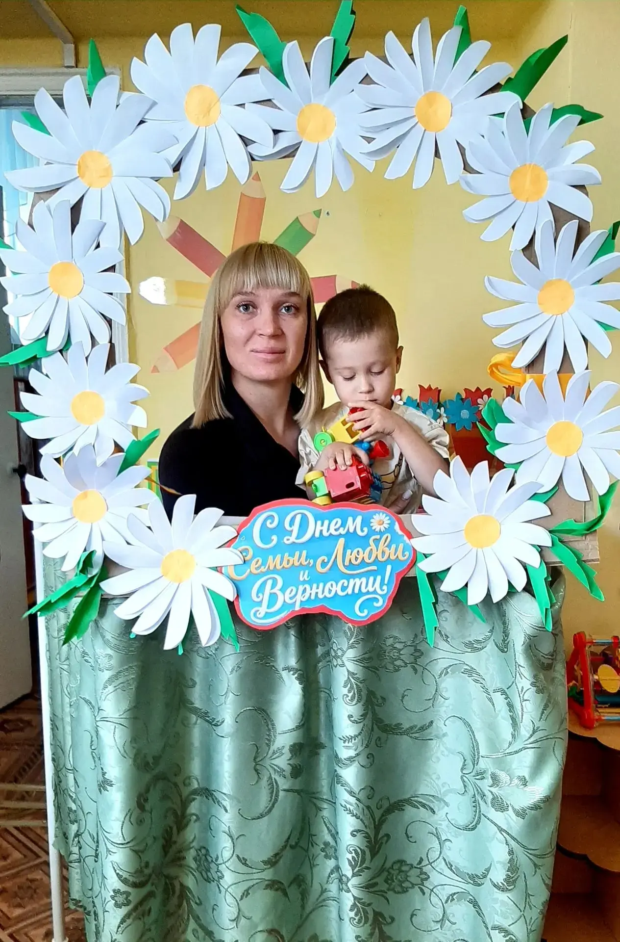Родители первой младшей группы приняли участие в фотосессии " Моя любимая семья".8 июля — особенный 