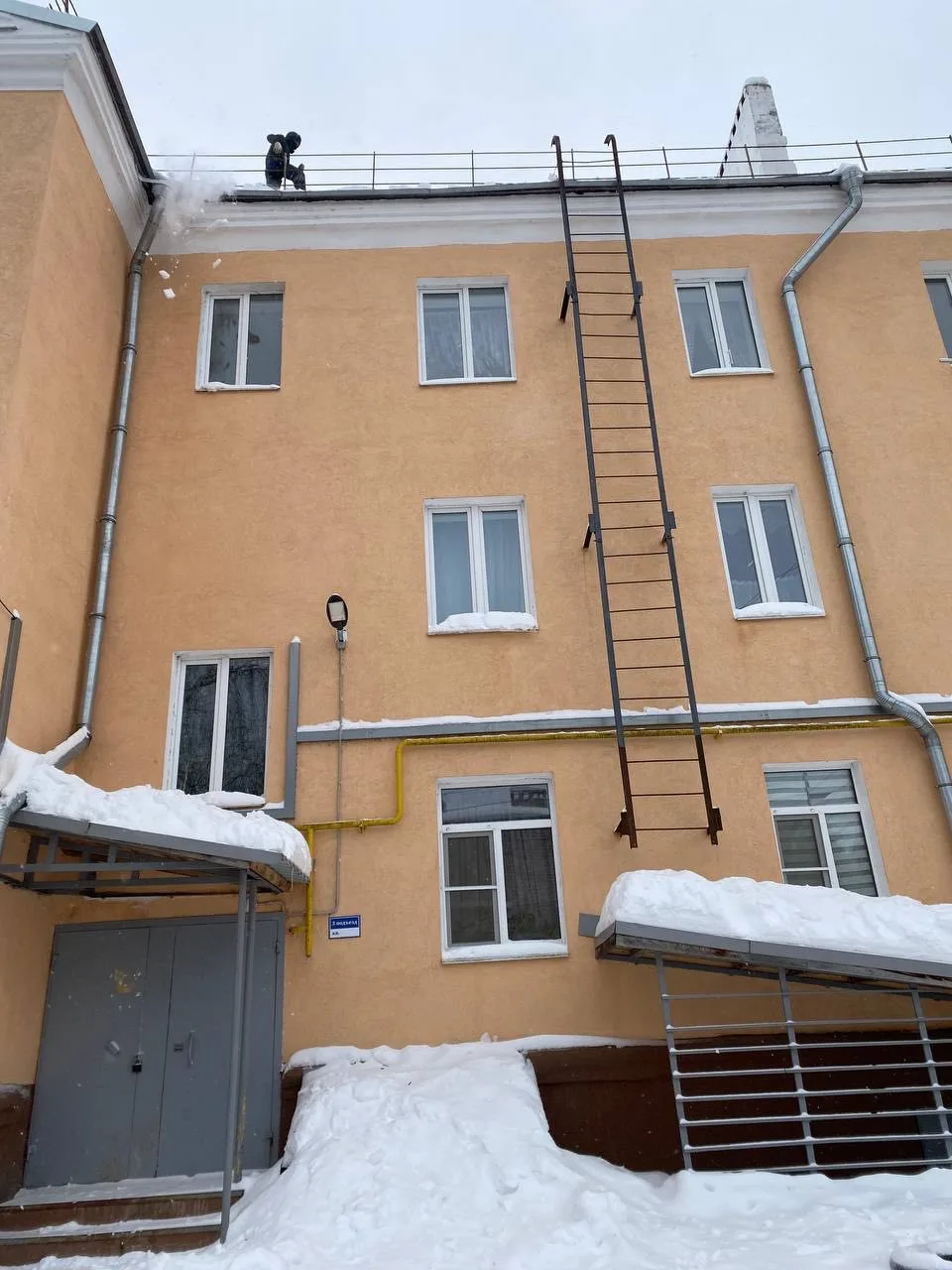 Домоуправляющая компания Советского района на постоянной основе выполняет работы по очистке крыш от 