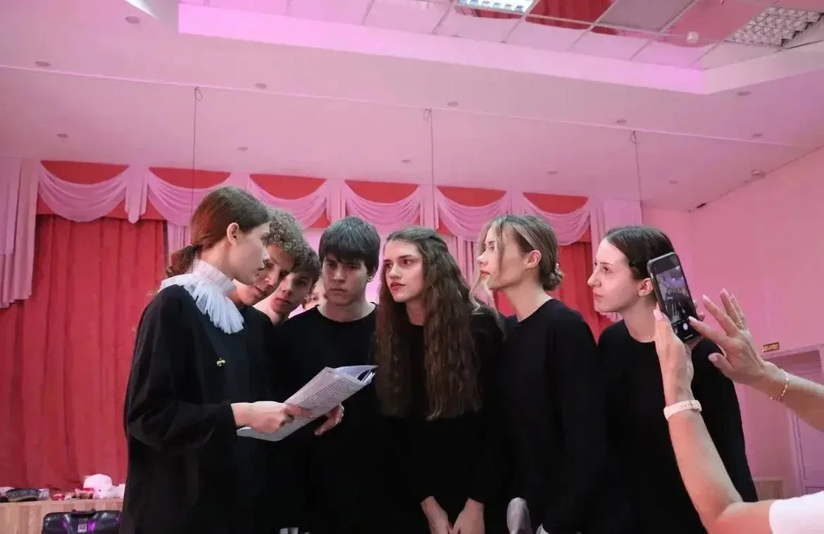 ✨ ПОДЕЛИСЬ ИСКУССТВОМ  🎭 В Гимназии прошёл показ спектакля «Как говорил Станиславский…», который пре