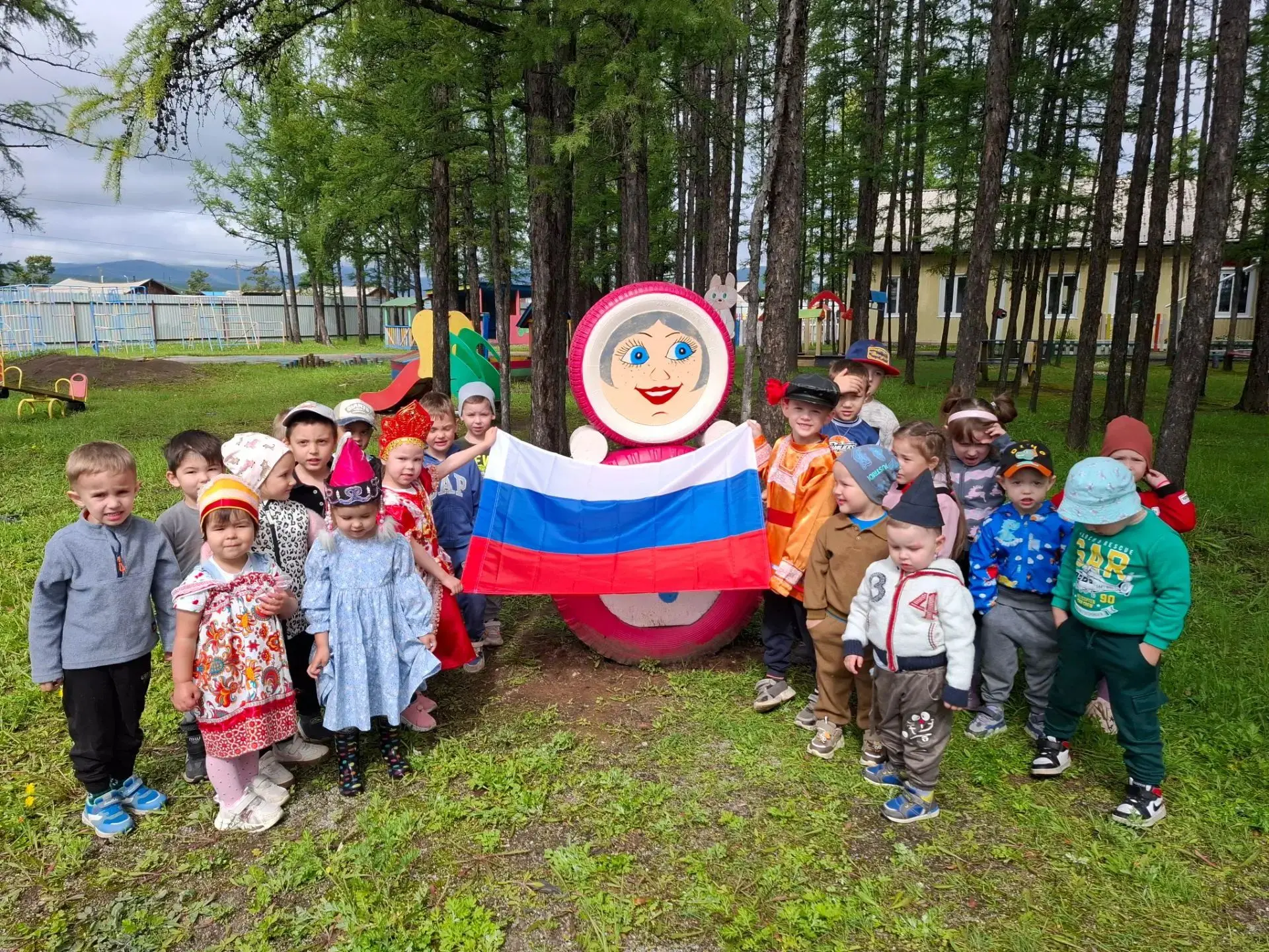В преддверии Дня Государственного флага России патриотическое мероприятие прошло на уча...