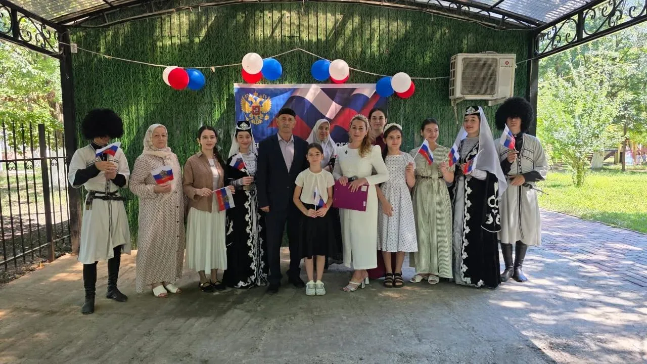 В Троицком отметили День российского флага
