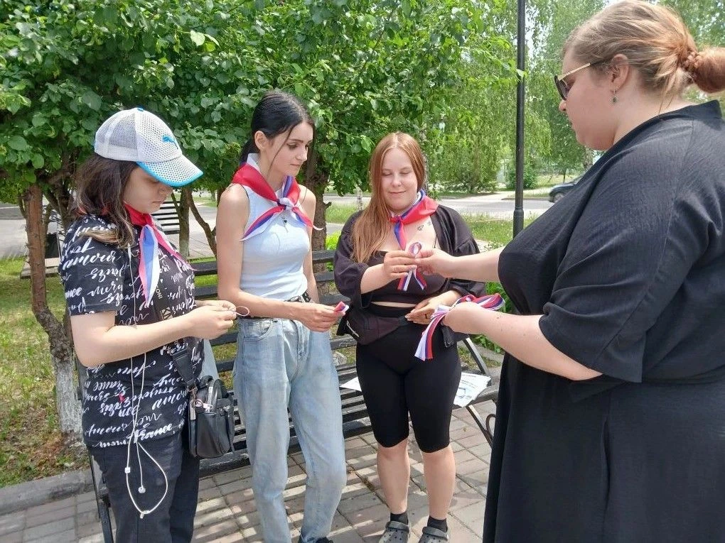 🎉 В преддверии Дня независимости РФ в сквере имени М. А. Небогатова прошла патриотическая викторина