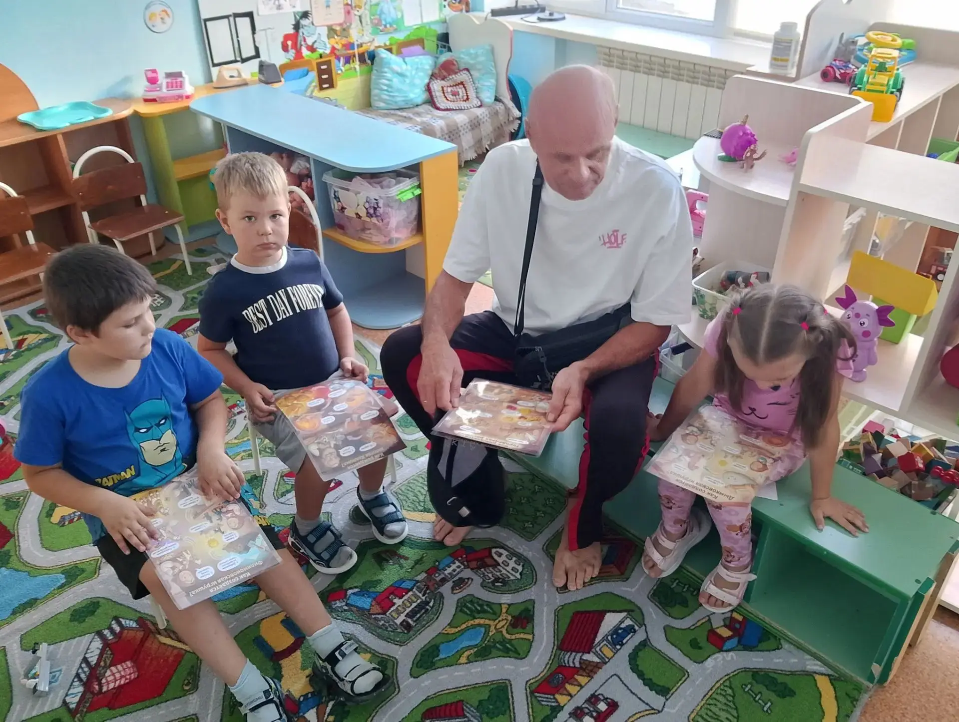 🎉 В группу «Радуга» заглянул дедушка Юны — и словно приоткрыл дверцу в мир старины!