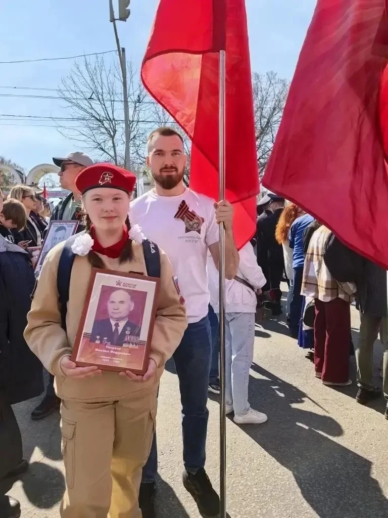 Сегодня юнармеец отряда «Гвардия»  Виолетта Баженова с гордостью принимает участие в торжественном ш