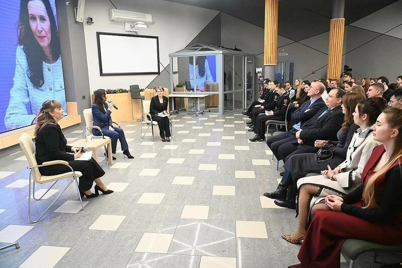 ⚡⚡Студенты АлтГПУ стали участниками городского форума «Будущее выбираешь ты»

Студенты АлтГПУ принял