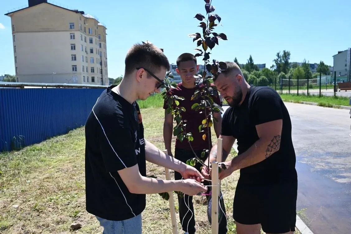 🌳 Титулованные спортсмены высадили в Тарусе аллею на «Победе»

В преддверии Дня России юные и тит