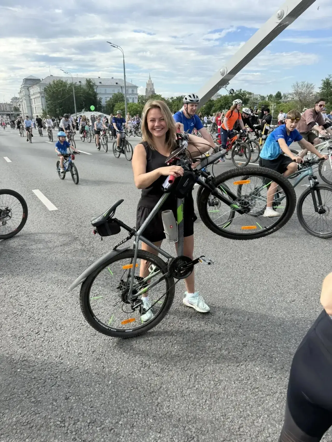 🚴‍♀️ Велофест: когда даже педагоги не могут усидеть на месте!  В последнее воскресенье мая Москва сн