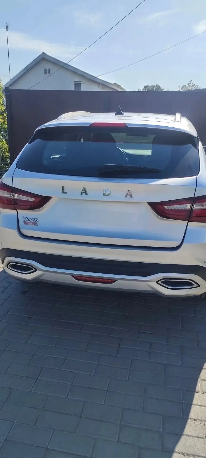 Продам Веста Кросс 1.8 автомат 2024г один хазяен гаражное хранение  21000км г.Мариуполь...