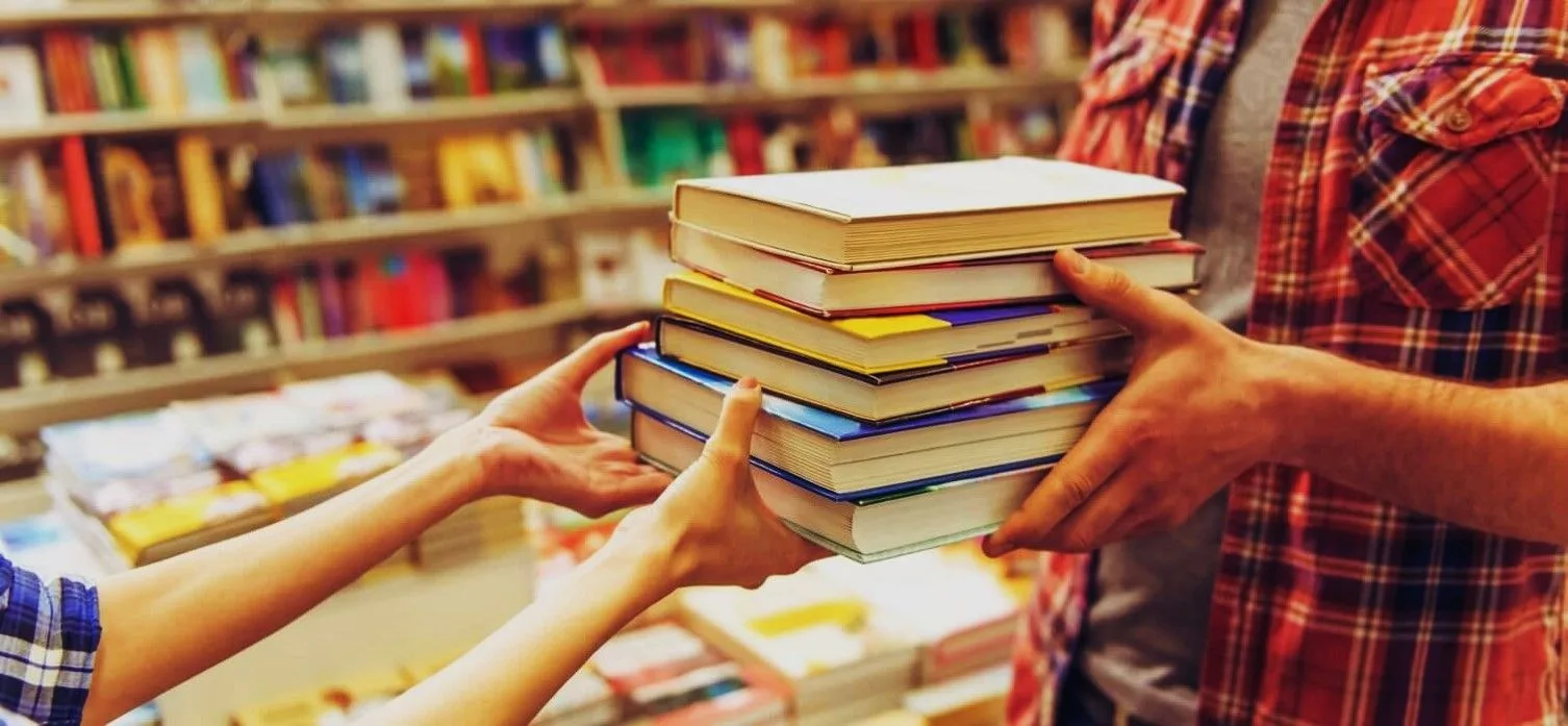 Студент, не забывай возвращать книги в библиотеку!