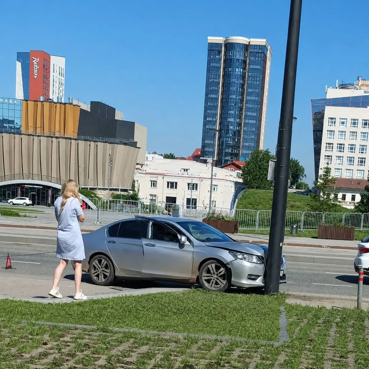 На Ленина машина въехала в столб