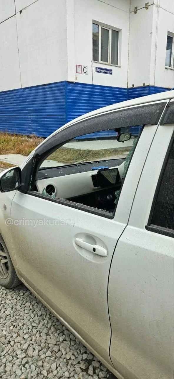В Якутске на Лермонтова, 63 при замене труб рабочие случайно разбили стекло припаркован...