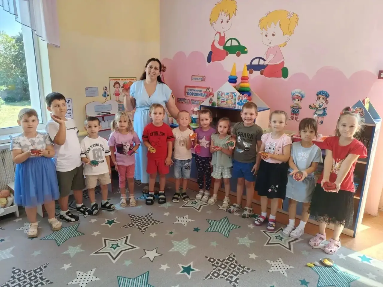 Сегодня ребята старшей группы стали необычными художниками, они давали жизнь обычным ка...