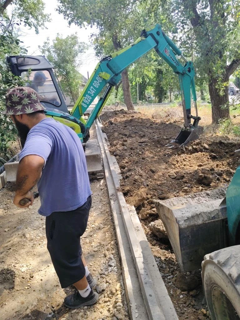На улице Мостовой активно продолжается комплекс дорожных работ. Помимо обновления дорожного полотна,