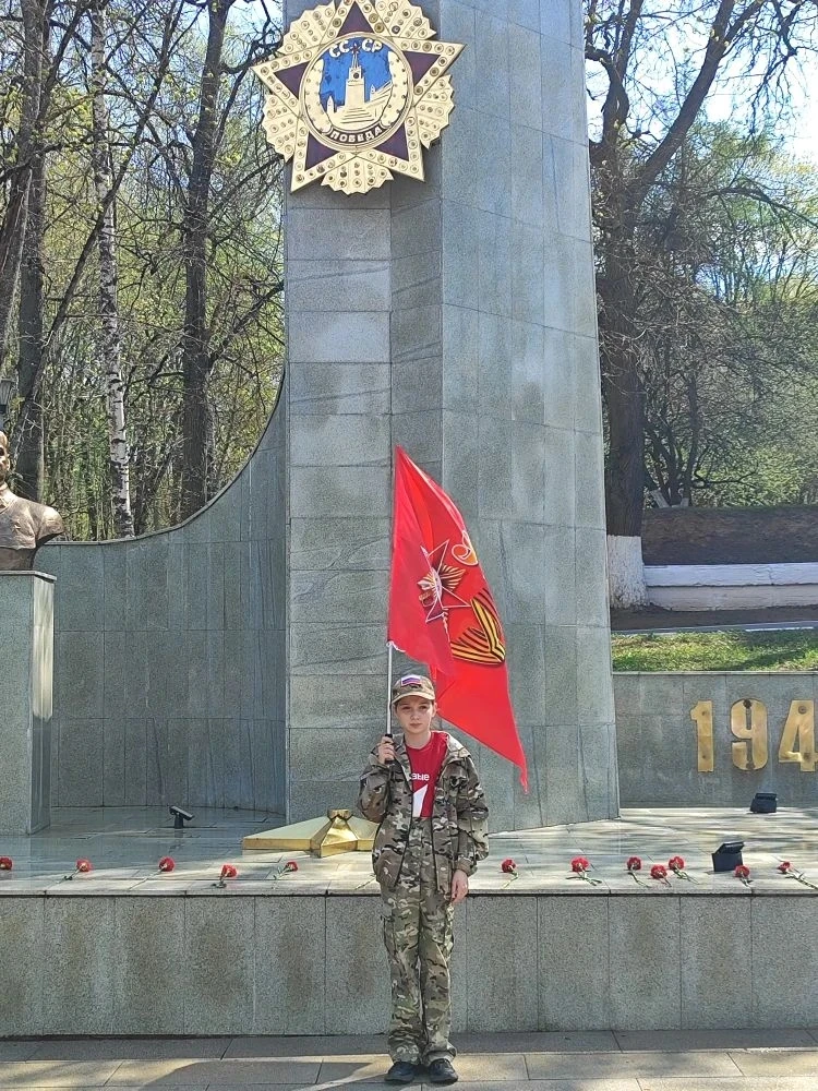 В преддверии Дня Победы школа "Перспектива" заступила на вахту памяти у памятника Г. К. Жукову.  Чес