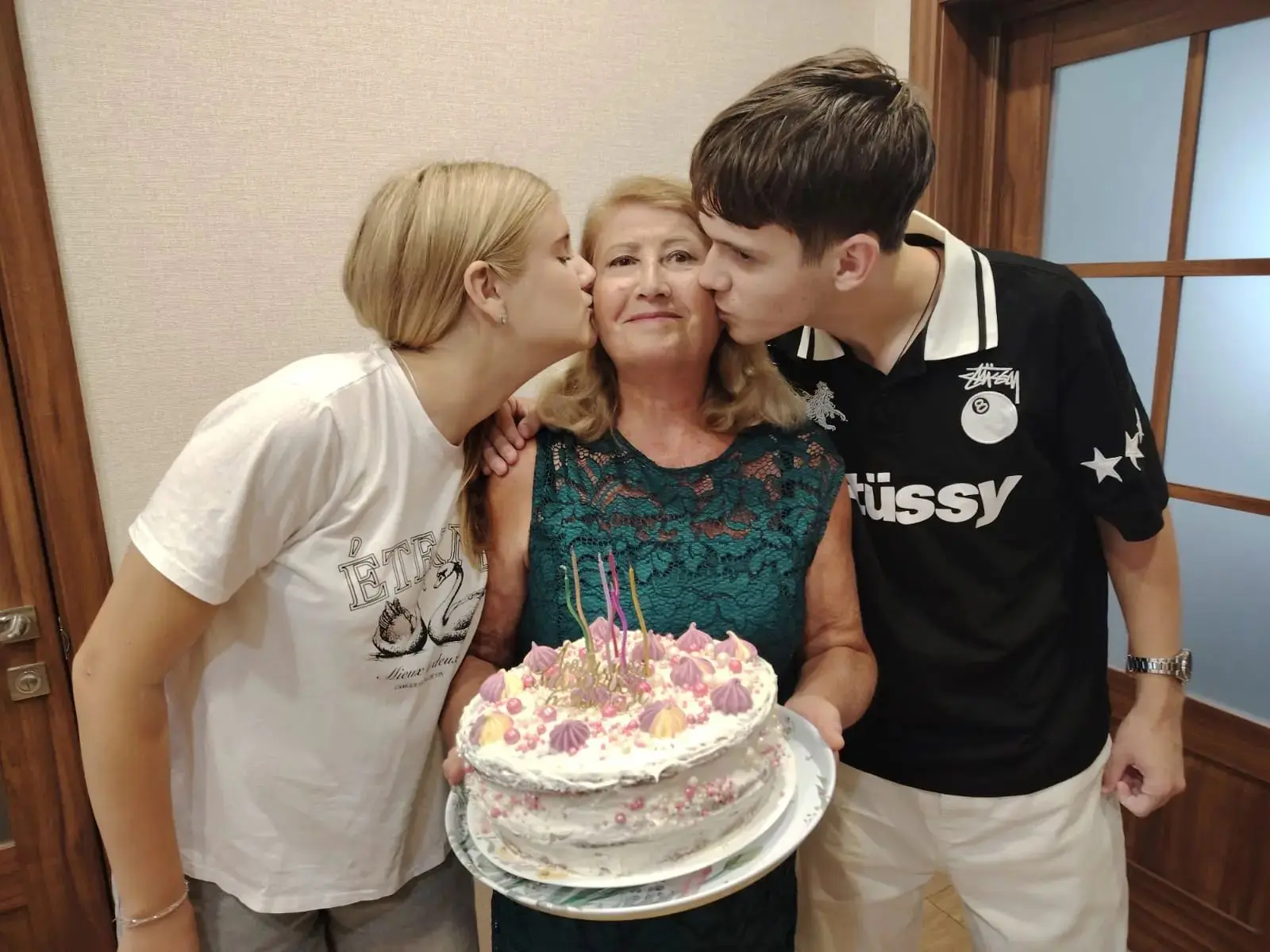 Мария Мурко с братом поздравляют бабушку с 70-летием😊💐