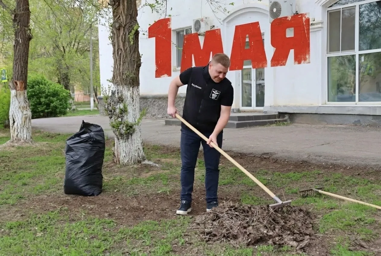 Уважаемые ахтубинцы!  🌹От всего сердца поздравляю вас с Праздником Весны и Труда — с 1 Мая!  🌹Пусть 