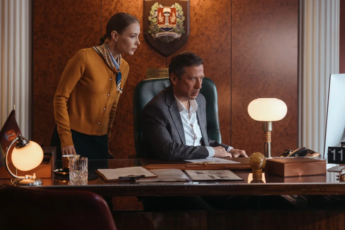 Андрей Мерзликин на первых фото со съемок комедийного сериала «ИИнга».  Циничный мэр Новоправдинск