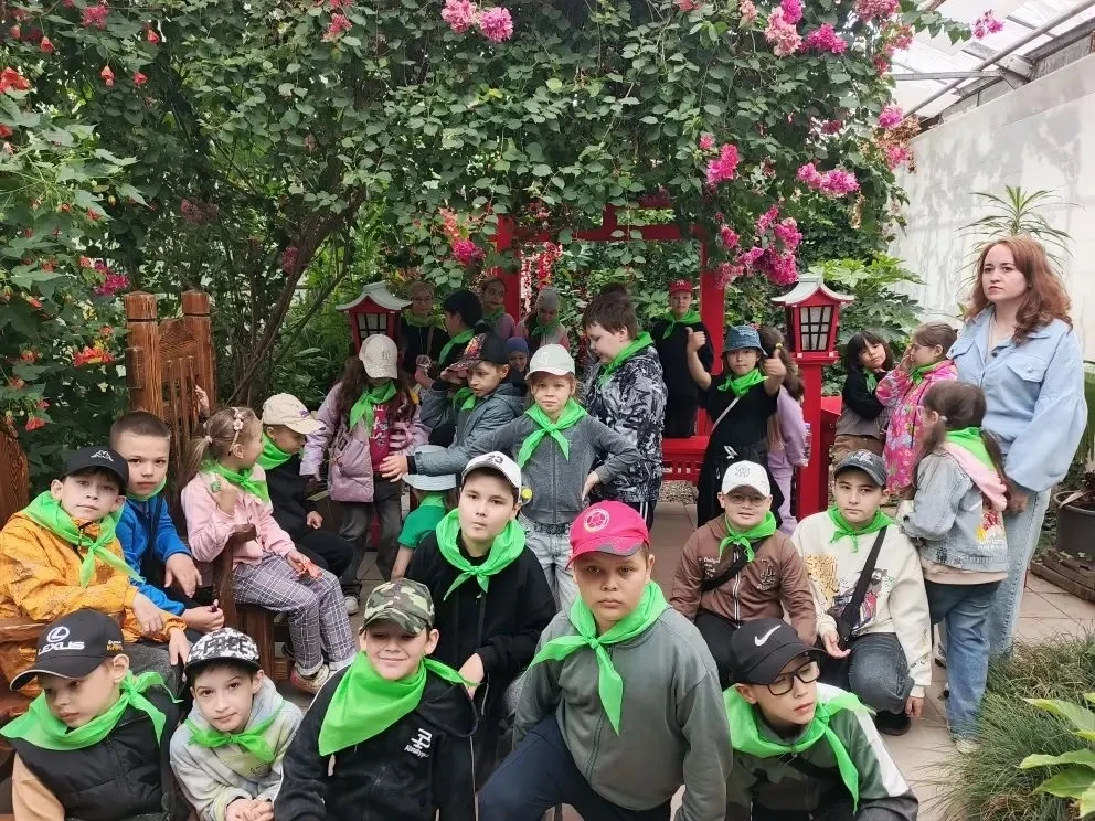 🌸🍋 В гостях у тропиков: Цветочный городок покоряет Уфимский лимонарий! 🍋🌸

Сегодня нашему школьн