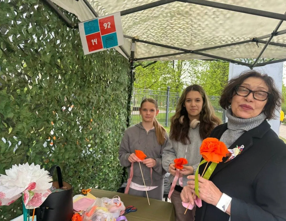Музеи нашей школы стали частью праздника в парке района Южное Бутово!  💫 В дни празднования Великой 