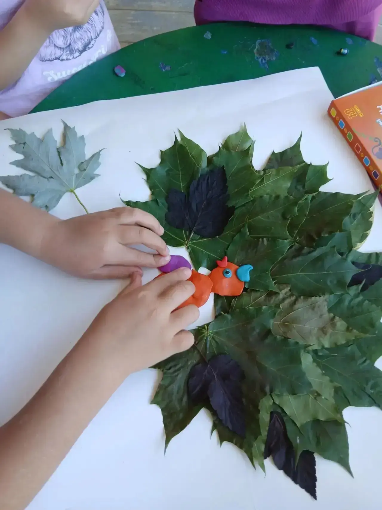 Маленькие исследователи большой земли🌿

В дошкольном отделении «Одуванчик» обычная прогулка преврат