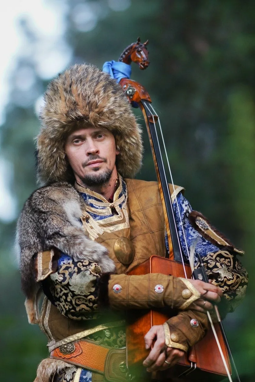 Алта́йцы (самоназвание — южно-алт. алтайлар, алтай-кижи; устаревшее — ойроты) — тюркски...