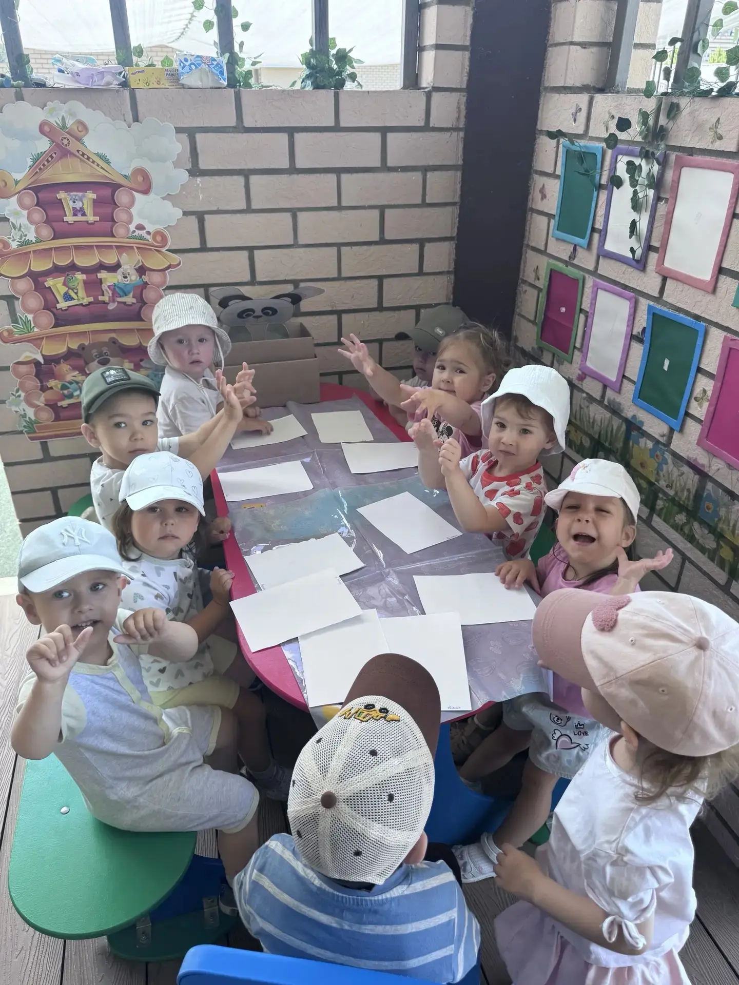 А наши #Крохи еще совсем малютки❤️, они просто сегодня рисовали. Но не совсем обычным способом - без
