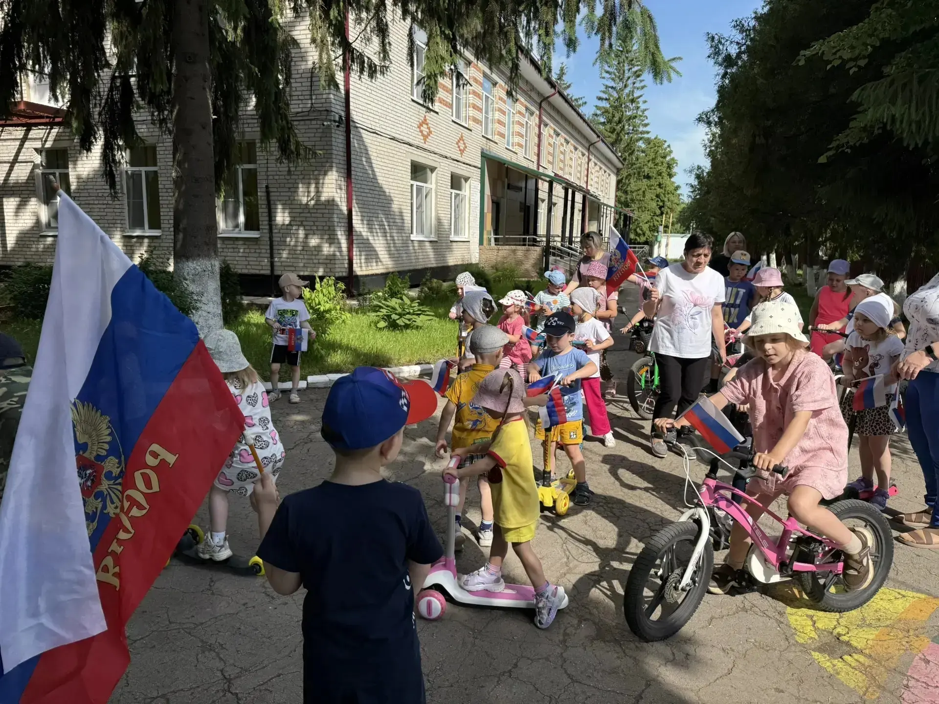12 июня особая дата в истории нашей страны. "День России" - праздник, символизирующий единство нашег