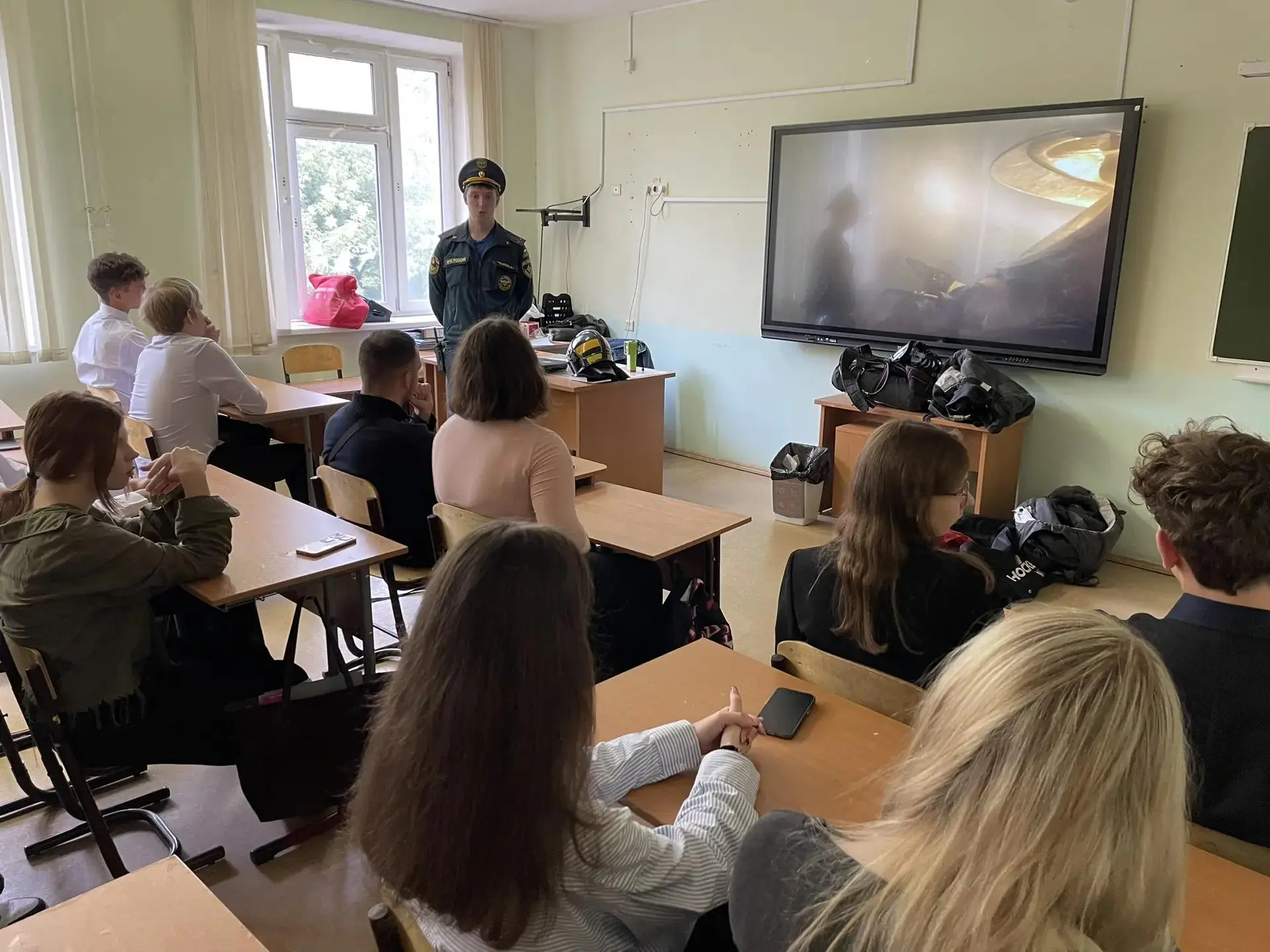 🛡 Урок мужества и безопасности: встреча с представителем МЧС