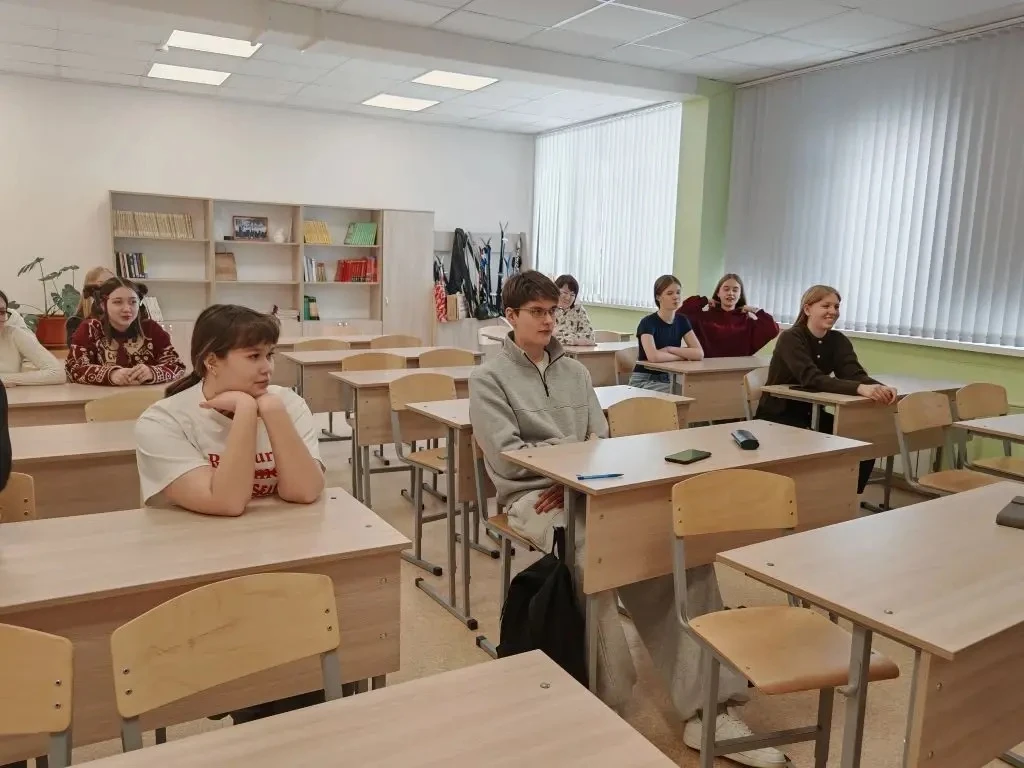 🎓 Встреча с выпускником школы: разговор о профессии и жизненном пути  Вчера в гости к ученикам 10А к