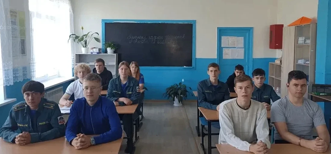 Торжественная линейка поднятия флагов в честь новой учебной недели прошла 18 мая 2026 года в Медного