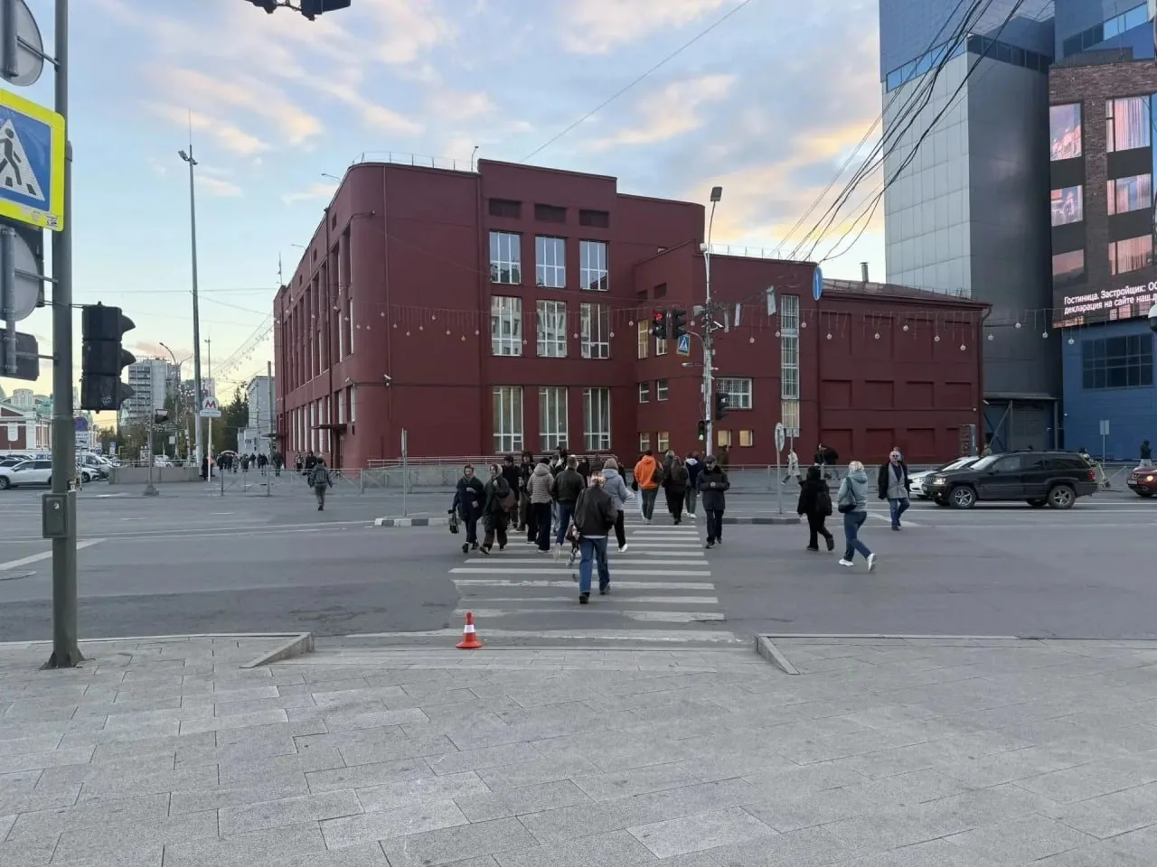 Школьница на электросамокате сбила женщину в Новосибирске.