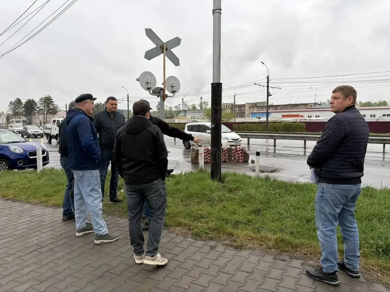 На Краснореченской ограничили движение из-за провала ливневки  Аварийный провал ливневой канализации