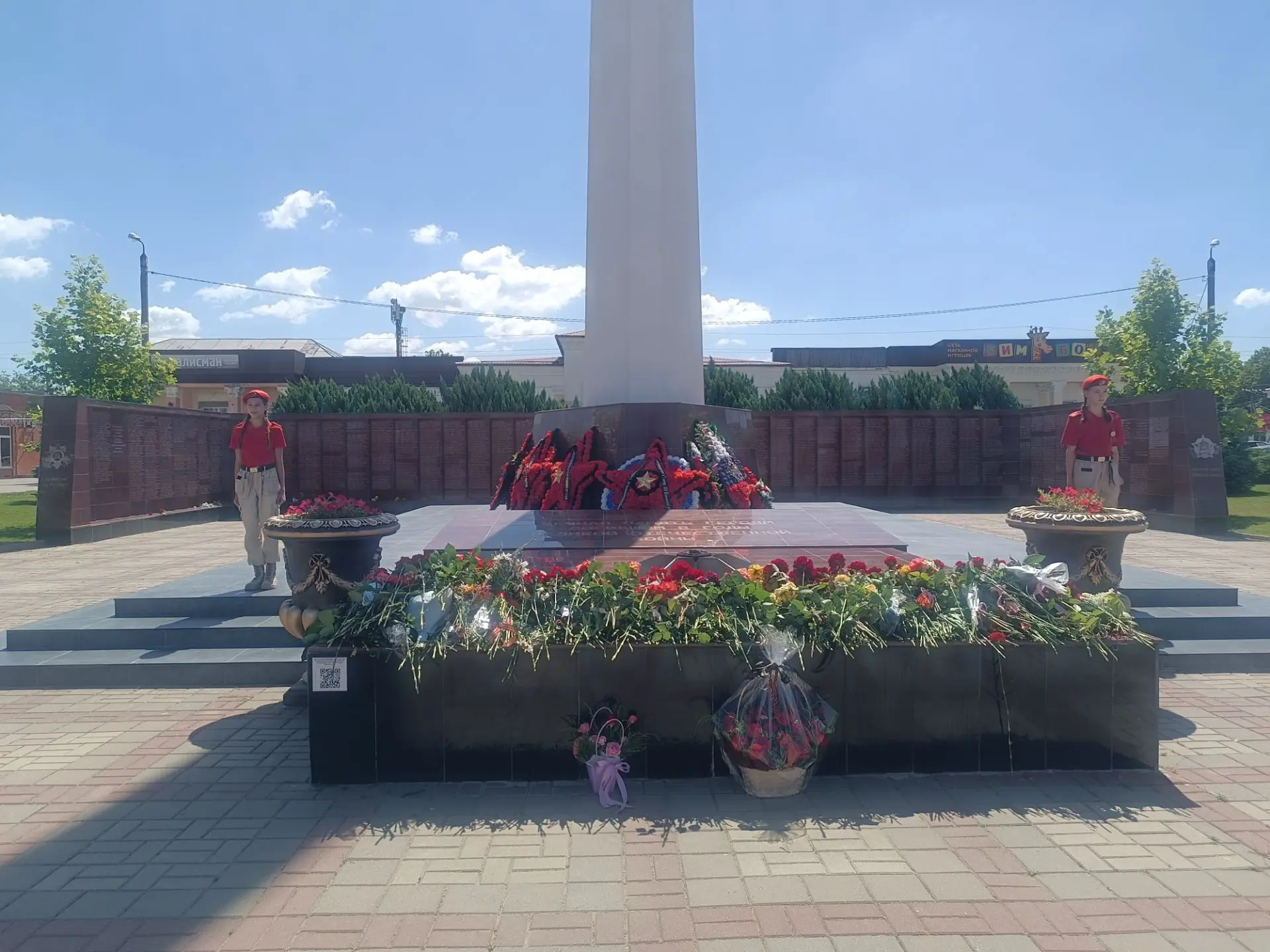 🔥 Вечный огонь — вечная память…

Сегодня, в День памяти и скорби, юнармейцы нашей школы несли почёт
