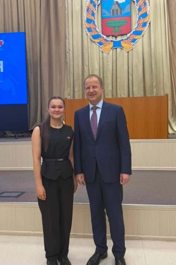 Владислава Майдорова, выпускница Красногорской средней школы представляла район  на торжественном ме