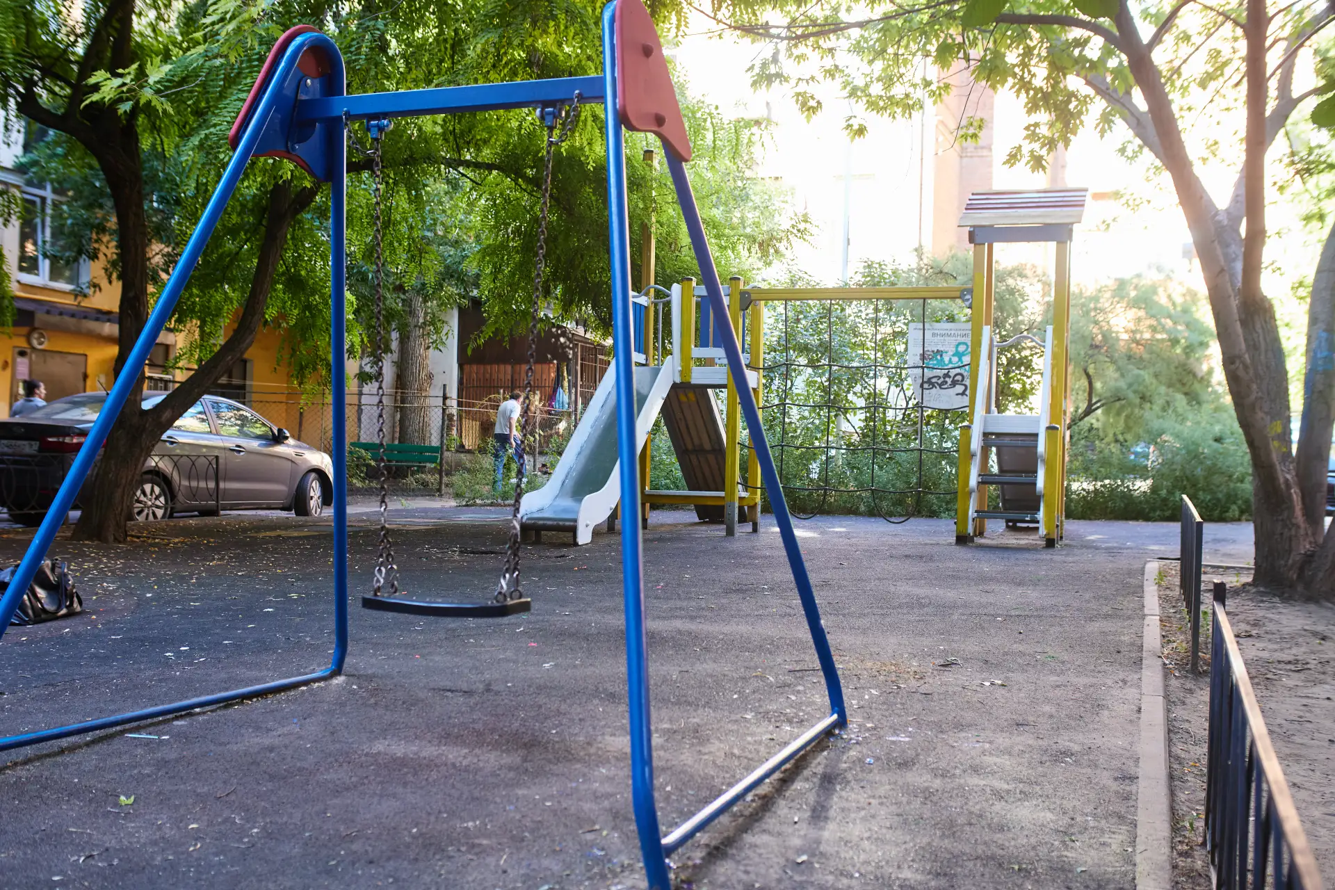 Детская площадка на Чехова, 80 стала чуть безопаснее и живее.