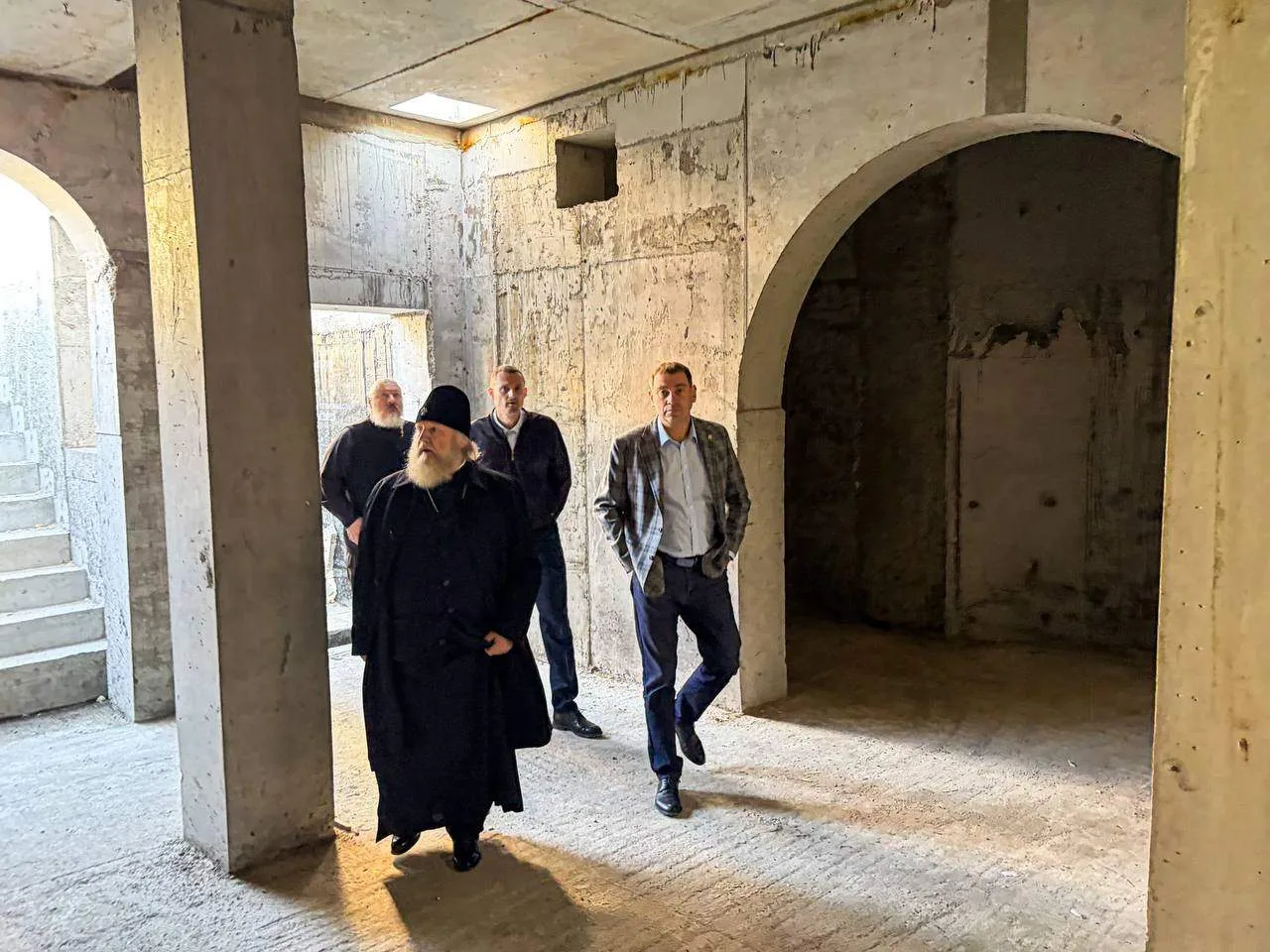 В Ханты-Мансийске начали выкладывать мемориальную стену храма-часовни