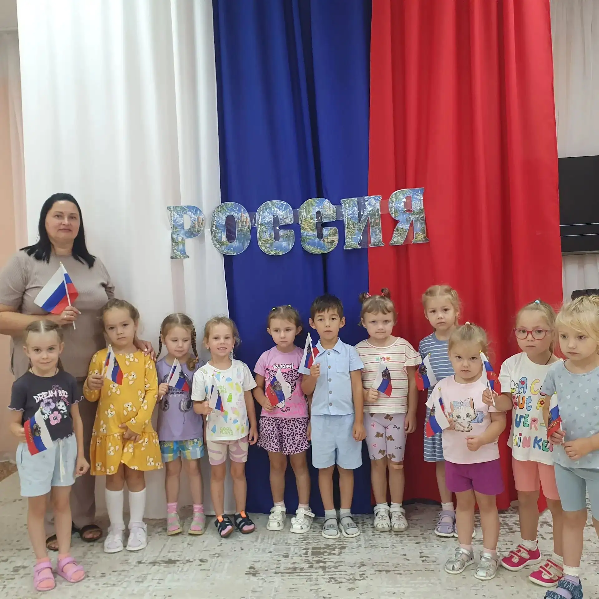 🇷🇺 Белый, синий, красный — эти цвета наполнили наш детский сад! Мы провели замечатель...