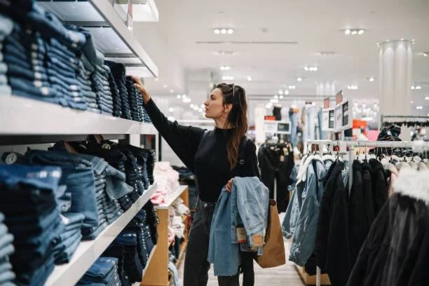 🛍️ Россияне стали покупать одежду и обувь на 10–15% реже в этом году