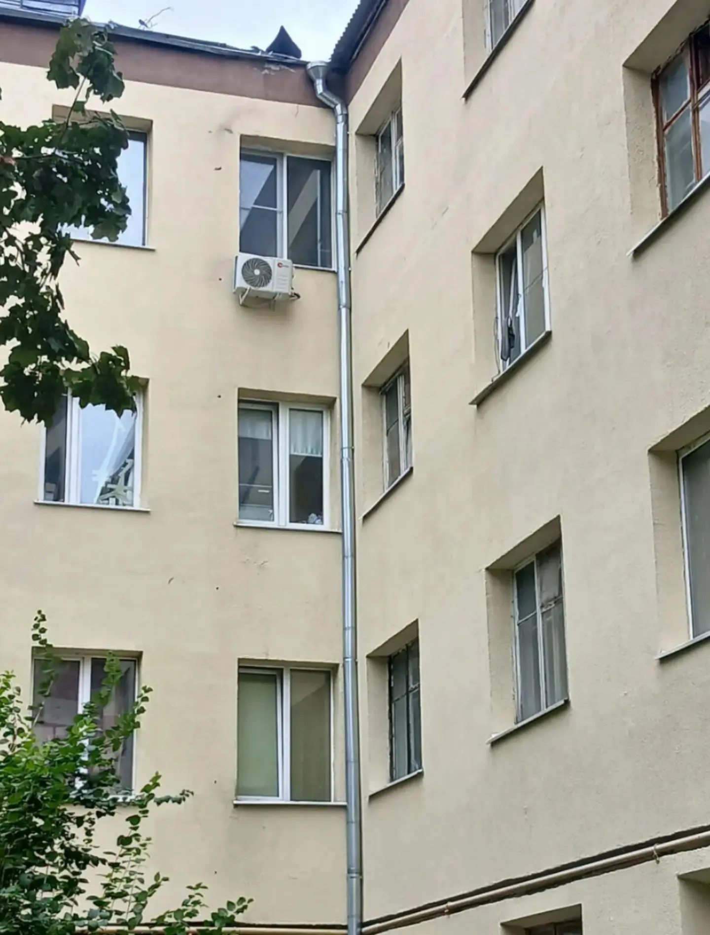 Провели ремонт водостока МКД на ул. Белякова, 3.