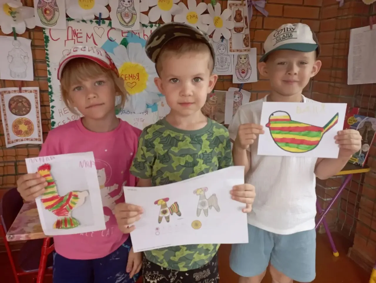 Сегодня ребята из группы «Лучики» продолжили знакомство с народным прикладным искусством России. Реб