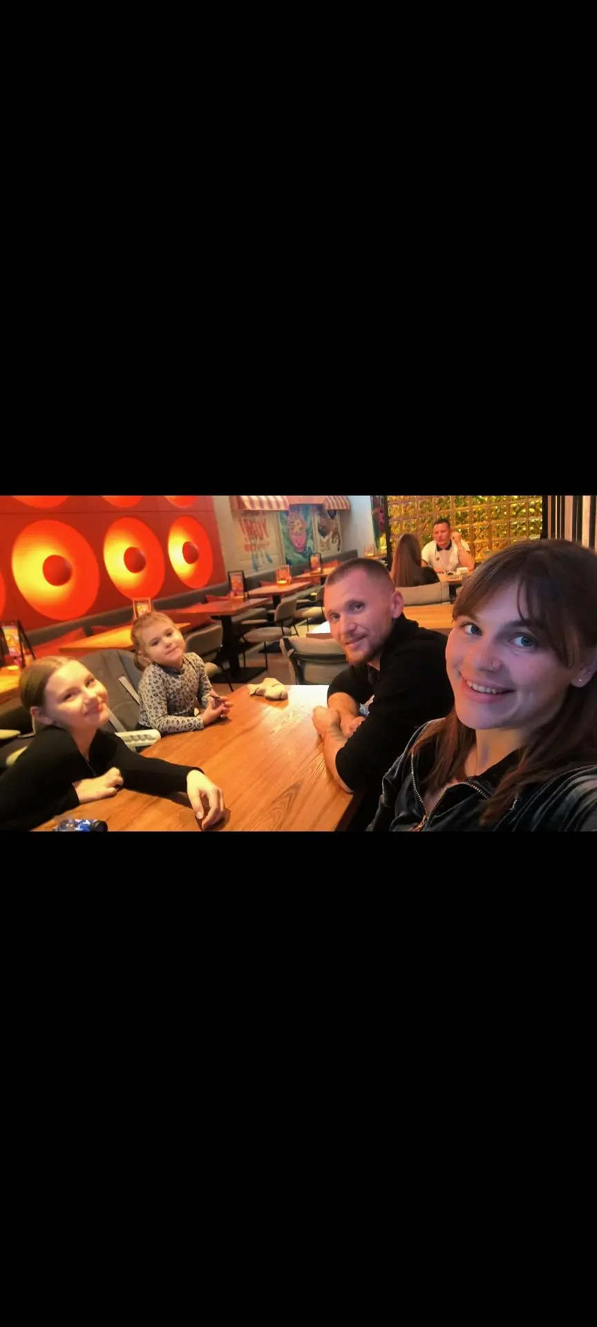 День закончился семейным походом в кафе♥️