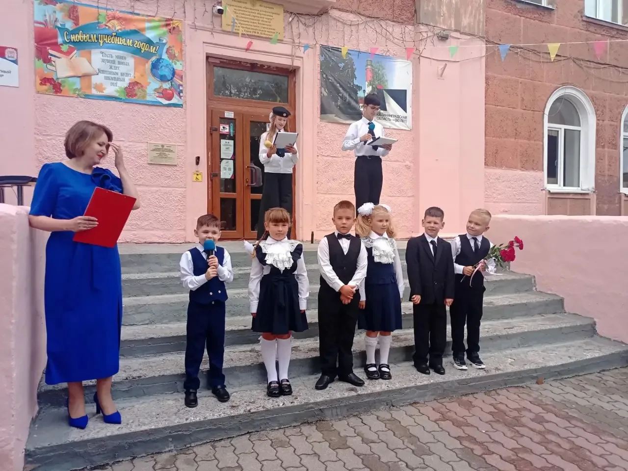 💐1 сентября школьный двор 2 корпуса нашей школы вновь наполнился радостными улыбками, ...